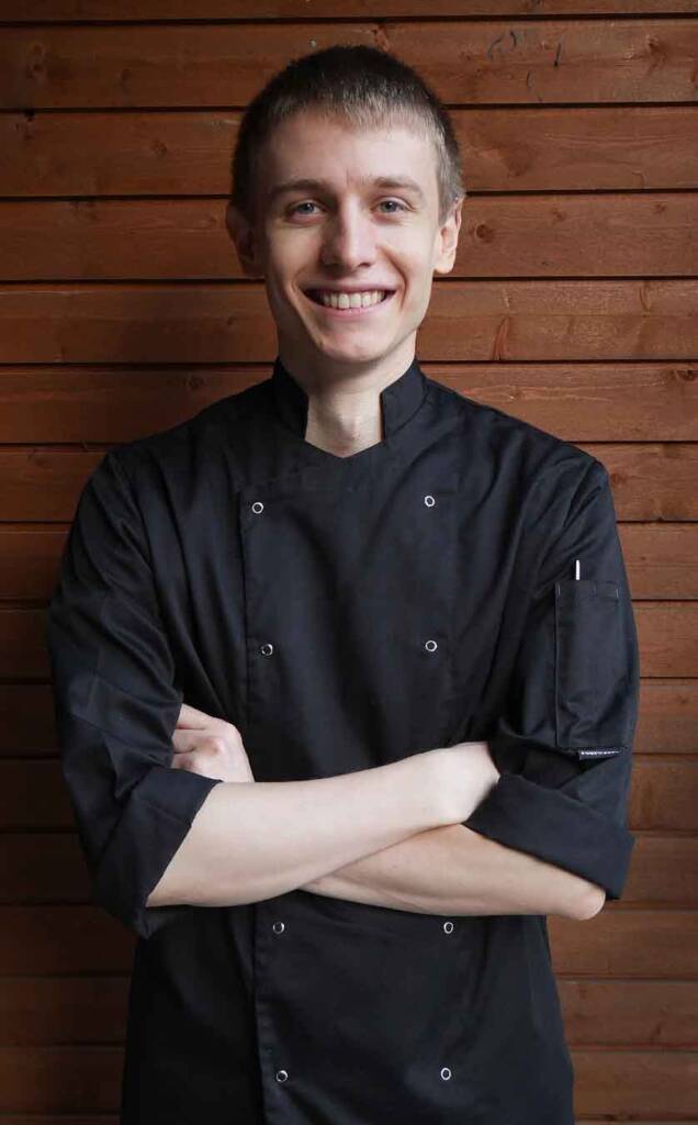Ich liebe gutes Essen – und noch mehr liebe ich es, Menschen damit glücklich zu machen. Seit über 5 Jahren koche ich professionell vegan und zeige anderen, wie einfach und genussvoll pflanzliche Küche sein kann. Ob in Restaurants, als privater Koch, Kursleiter oder Gastgeber – für mich steht immer der Mensch im Mittelpunkt.